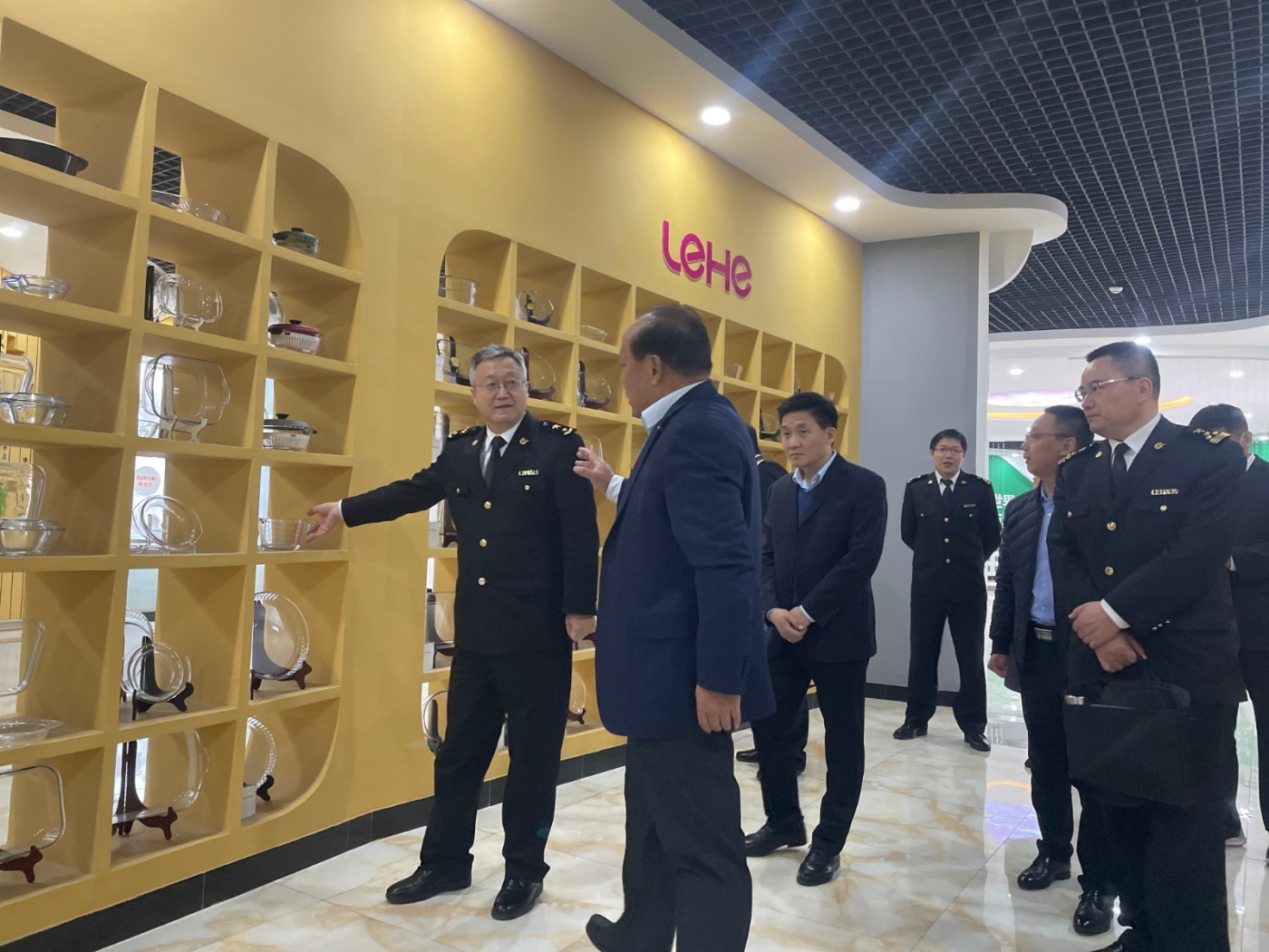 濟寧海關黨委書記、關長嚴學泉一行蒞臨曜暉集團調研指導工作