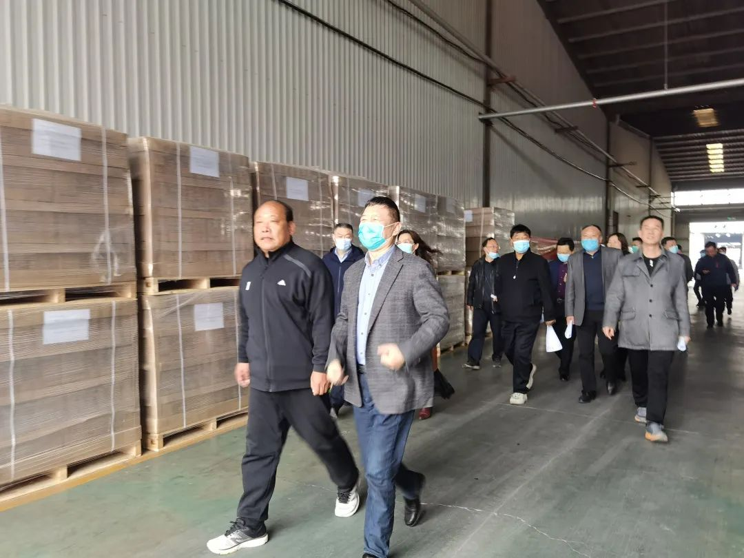 區人大常委會副主任、社會建設委主任委員劉全忠同志一行蒞臨曜暉集團調研指導工作